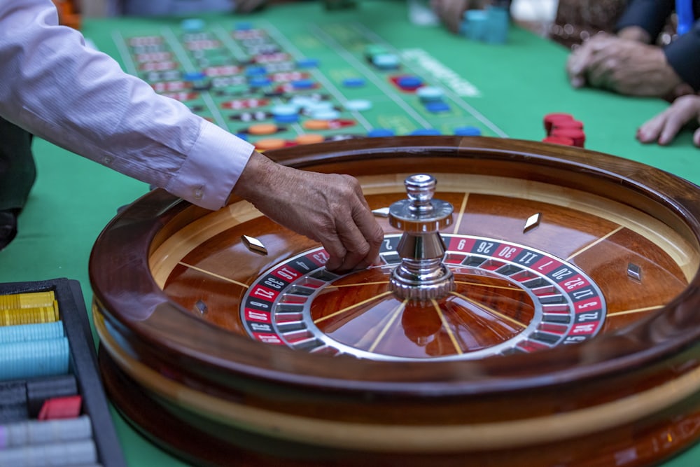 Meja roulette dengan dealer di kasino langsung