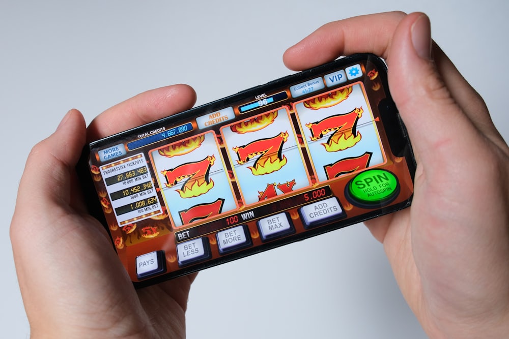 Pengguna bermain permainan slot dari ponsel pintar