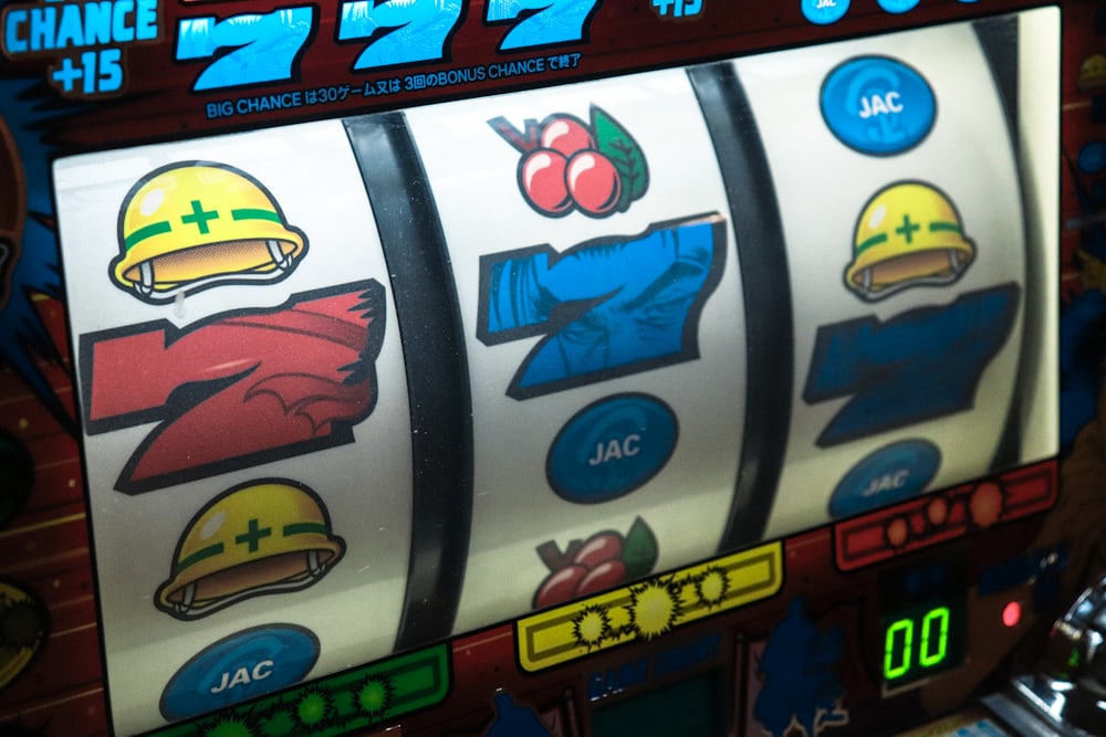 Layar mesin slot menampilkan angka 777
