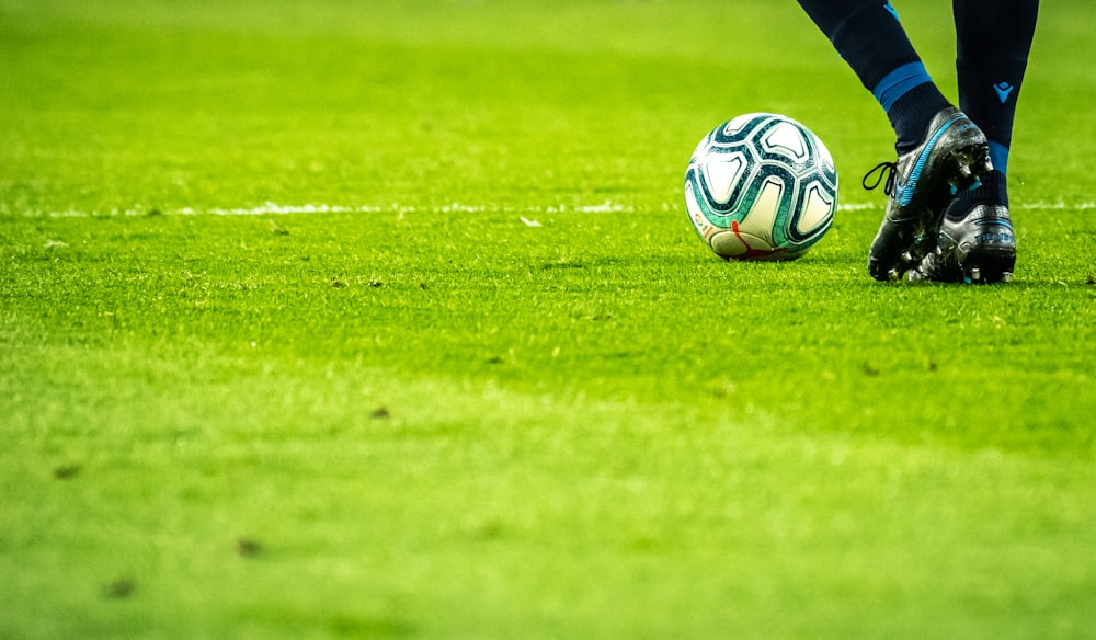 Stadion sepak bola saat pertandingan malam