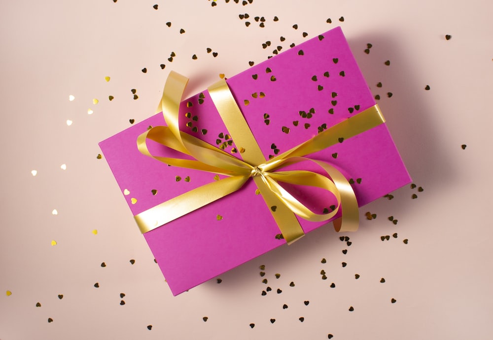 Kado hadiah berpita merah melambangkan bonus promosi