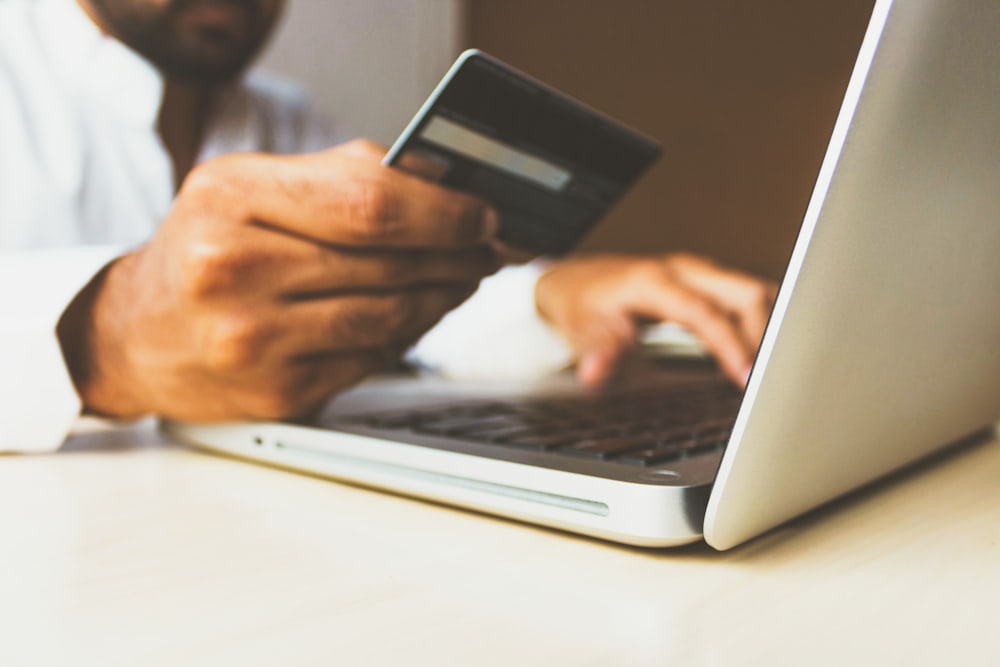 Gembok digital melambangkan keamanan akun daring