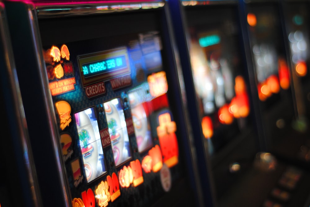 Mesin slot dengan lampu warna-warni